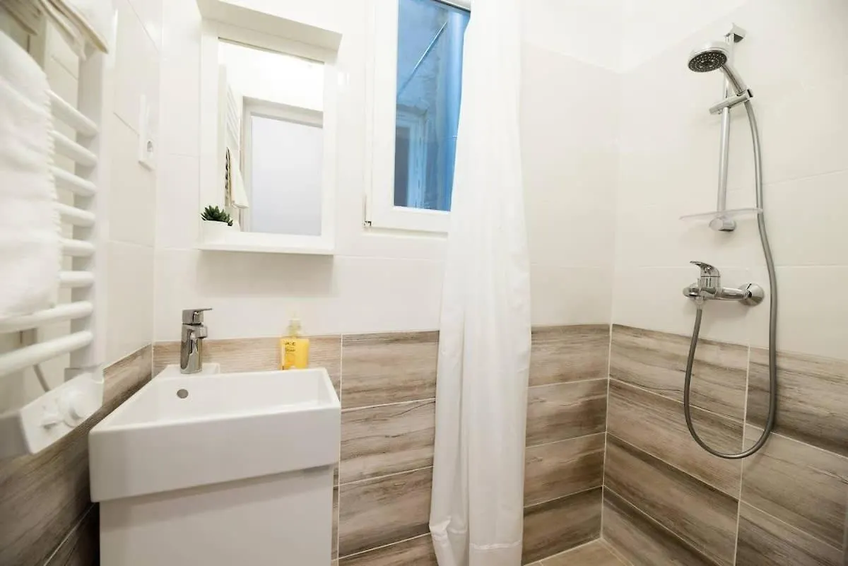 Extra Central Brand New Large Home With Air Con Budapest Holiday home
