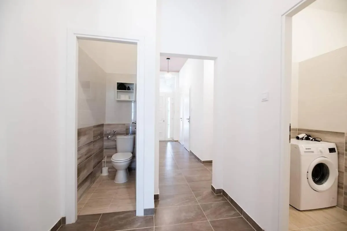 Extra Central Brand New Large Home With Air Con Budapest Holiday home