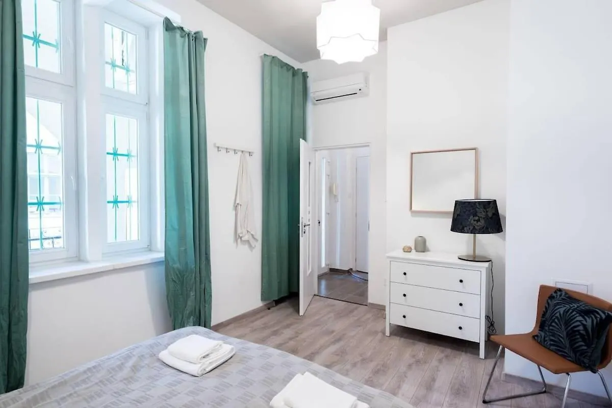 Extra Central Brand New Large Home With Air Con Budapest Holiday home