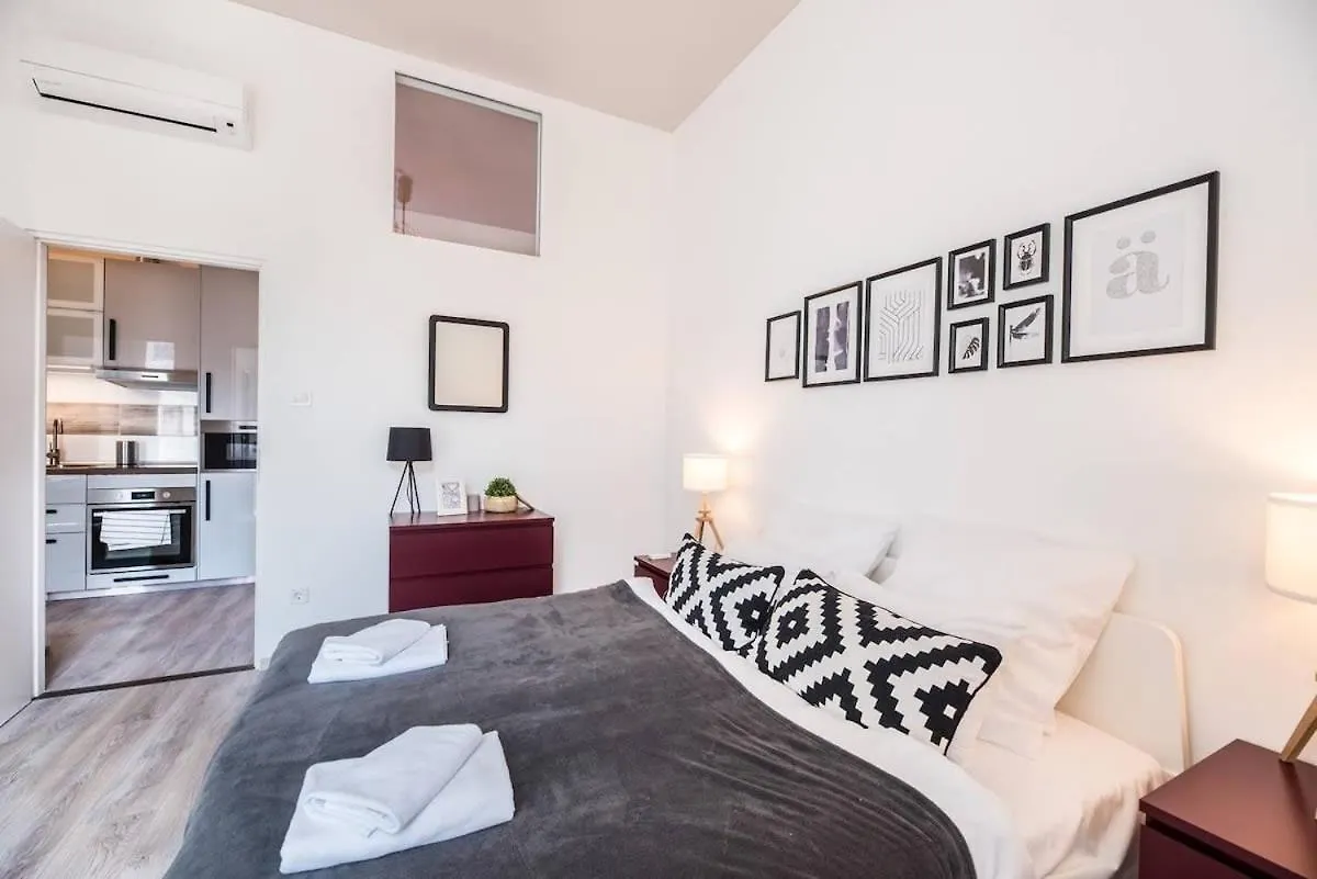 Extra Central Brand New Large Home With Air Con Budapest Holiday home
